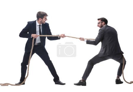 Téléchargez les photos : Deux hommes d'affaires tirant une longue corde. - en image libre de droit
