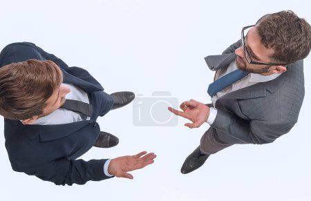 Téléchargez les photos : Deux hommes d'affaires debout ensemble - en image libre de droit