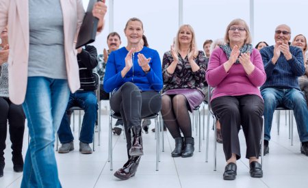 Téléchargez les photos : "un groupe de personnes âgées applaudit dans la salle de conférence" - en image libre de droit