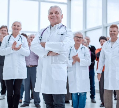 Foto de "grupo de médicos y pacientes aplauden" - Imagen libre de derechos