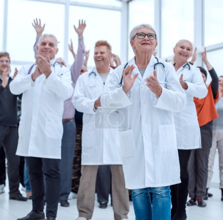 Téléchargez les photos : Médecins et patients applaudissent leurs mains. applaudissez et profitez du succès - en image libre de droit