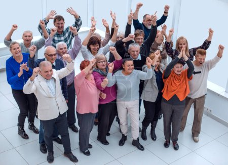 Téléchargez les photos : "groupe d'amis âgés levé les mains et célébrer - en image libre de droit