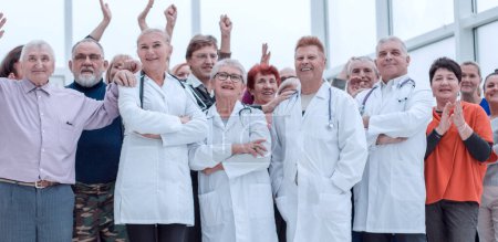 Foto de "un grupo de ancianos y médicos en pleno crecimiento puso una mano" - Imagen libre de derechos