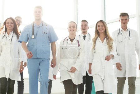 Téléchargez les photos : "groupe de médecins confiants dans le couloir de l'hôpital" - en image libre de droit