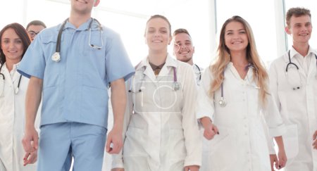 Foto de "médicos sonrientes caminando en el pasillo del hospital
." - Imagen libre de derechos