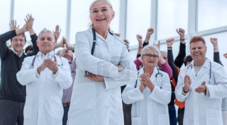 Téléchargez les photos : "un groupe de médecins et de patients guéris célèbrent la victoire" - en image libre de droit