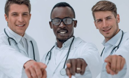 Téléchargez les photos : Groupe multinational de médecins vous pointant du doigt - en image libre de droit