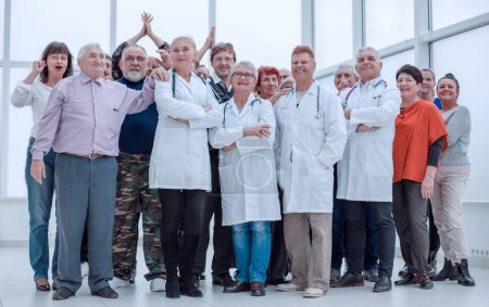Foto de "un grupo de ancianos y médicos en pleno crecimiento puso una mano" - Imagen libre de derechos