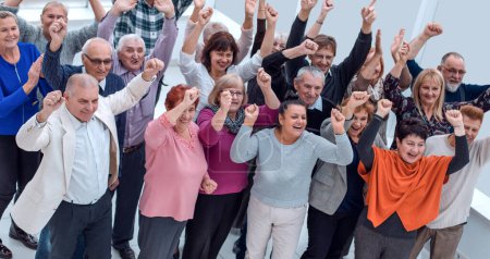 Téléchargez les photos : Groupe d'amis âgés levé les mains et célébrer - en image libre de droit