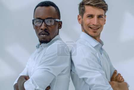 Téléchargez les photos : Deux jeunes partenaires commerciaux dos à dos - en image libre de droit