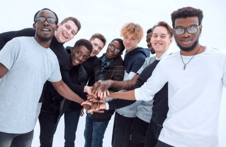 Téléchargez les photos : Groupe de jeunes diversifiés montrant leur unité - en image libre de droit