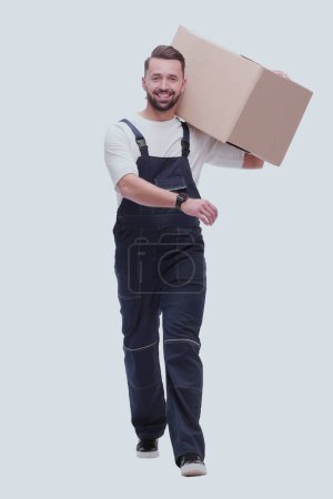 Téléchargez les photos : "en pleine croissance. homme souriant porte une grande boîte en carton" - en image libre de droit