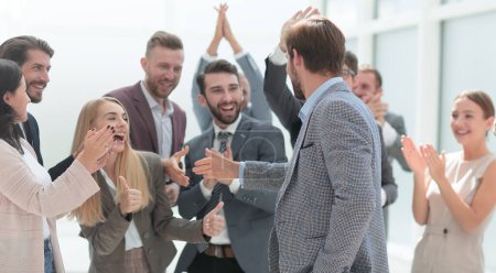 Téléchargez les photos : Employés joyeux félicitant un collègue pour la promotion - en image libre de droit