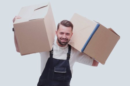 Foto de En pleno crecimiento. un hombre sonriente con cajas de cartón en los hombros - Imagen libre de derechos