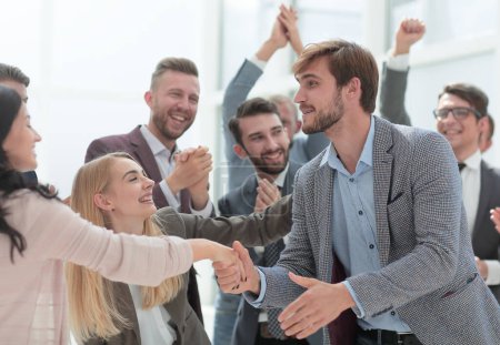 Téléchargez les photos : Employés heureux se félicitant mutuellement de la victoire. - en image libre de droit