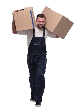 Téléchargez les photos : En pleine croissance. un homme souriant avec des boîtes en carton sur les épaules - en image libre de droit