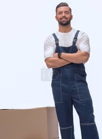 Foto de En pleno crecimiento. sonriente hombre de pie cerca de cajas de cartón - Imagen libre de derechos