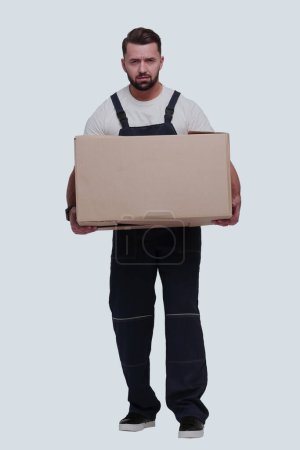 Téléchargez les photos : "en pleine croissance. un homme souriant avec des boîtes en carton sur les épaules" - en image libre de droit
