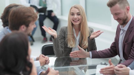 Téléchargez les photos : "jeune femme d'affaires discute de ses idées avec une équipe d'affaires." - en image libre de droit