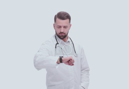 Téléchargez les photos : "en pleine croissance. médecin regardant sa montre-bracelet" - en image libre de droit