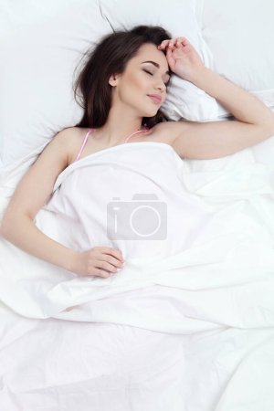 Téléchargez les photos : "Jolie femme couchée sur son lit à la maison" - en image libre de droit