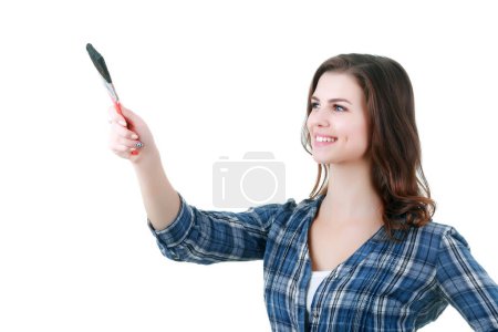Foto de Joven mujer juguetona en camisa y jeans sosteniendo cepillo - Imagen libre de derechos