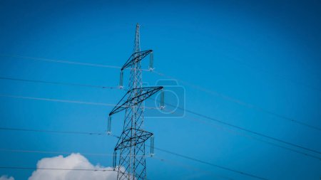 Foto de Poste de la línea de alimentación, pilón eléctrico, cielo azul, nubes - Imagen libre de derechos