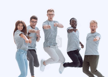 Téléchargez les photos : "groupe occasionnel de jeunes gens heureux sautant
" - en image libre de droit