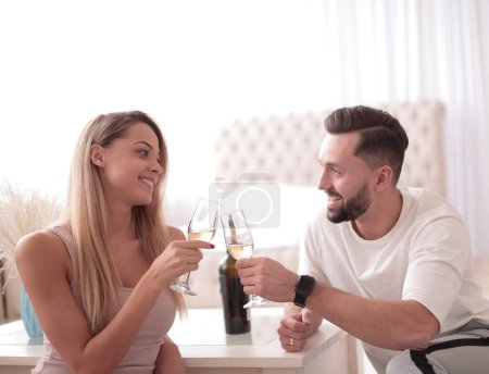 Téléchargez les photos : Couple amoureux avec des verres de vin parler assis dans la cuisine - en image libre de droit