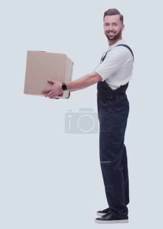 Téléchargez les photos : "vue latérale. homme heureux avec une boîte en carton" - en image libre de droit