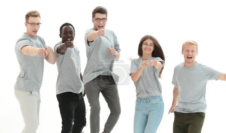Téléchargez les photos : "groupe occasionnel de jeunes gens heureux sautant
" - en image libre de droit