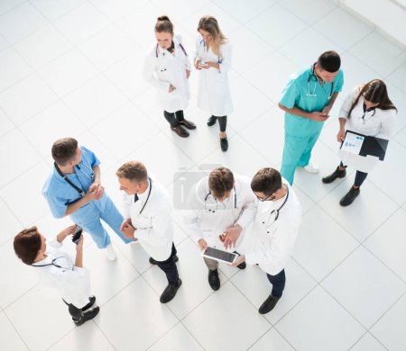 Foto de "Vista superior. equipo de profesionales médicos discutiendo temas juntos." - Imagen libre de derechos