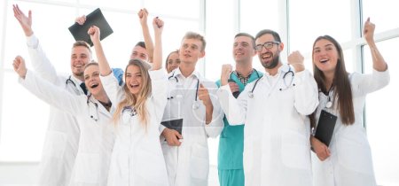Téléchargez les photos : "groupe d'employés médicaux divers montrant leur succès" - en image libre de droit