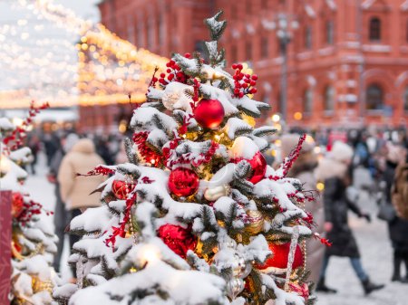 Téléchargez les photos : "Arbre de Noël avec des décorations extérieures colorées. Sapin décoré avec des ampoules pour la célébration du Nouvel An. Moscou, Russie." - en image libre de droit