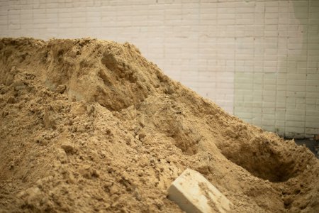 Téléchargez les photos : "Du sable de construction. Pile de sable sur le chantier." - en image libre de droit