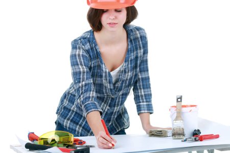 Téléchargez les photos : "femme constructeur souriant dans un casque orange sur un portrait de fond clair" - en image libre de droit