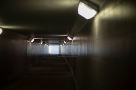 Foto de "Túnel con lámparas. Largo túnel en el edificio." - Imagen libre de derechos