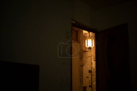 Téléchargez les photos : "Lumière dans la chambre. Détails intérieurs. Lampe brille sur le plafond." - en image libre de droit