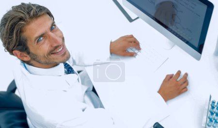 Foto de "vista desde arriba del científico-médico sentado en el ordenador." - Imagen libre de derechos