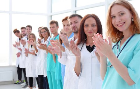 Téléchargez les photos : "vue de dessus. un groupe de médecins souriants vous pointant du doigt." - en image libre de droit