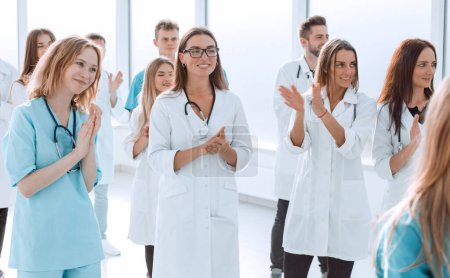 Téléchargez les photos : "image d'un groupe de médecins marchant dans un couloir d'hôpital ." - en image libre de droit