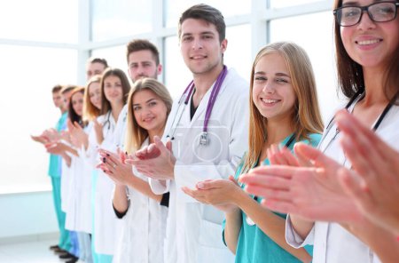 Téléchargez les photos : "vue de dessus. un groupe de médecins souriants vous pointant du doigt." - en image libre de droit