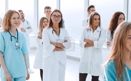 Téléchargez les photos : "image d'un groupe de médecins marchant dans un couloir d'hôpital ." - en image libre de droit