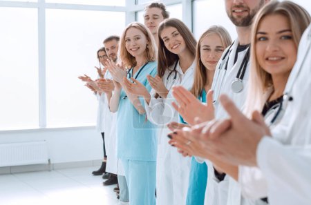 Foto de "Vista superior. un grupo de doctores sonrientes señalándote." - Imagen libre de derechos