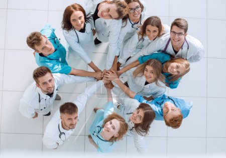 Foto de "en pleno crecimiento. feliz equipo de médicos jóvenes dando un paso adelante
." - Imagen libre de derechos