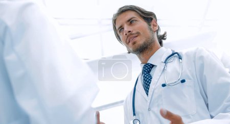 Téléchargez les photos : "Deux médecins se réunissent dans la salle d'accueil de l'hôpital
" - en image libre de droit