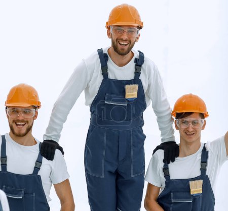 Téléchargez les photos : Travailleur de la construction tenant la main sur les épaules de ses collègues - en image libre de droit