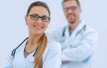 Téléchargez les photos : Deux médecins spécialistes confiants posant sur fond blanc - en image libre de droit