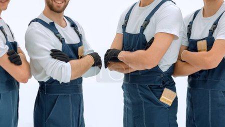 Foto de Equipo sonriente de trabajadores de la construcción posando en blanco - Imagen libre de derechos