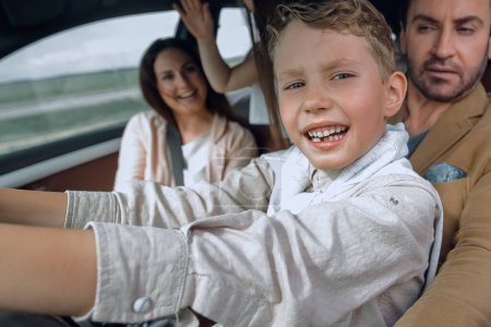 Téléchargez les photos : Père et fils conduisant une voiture ensemble - en image libre de droit